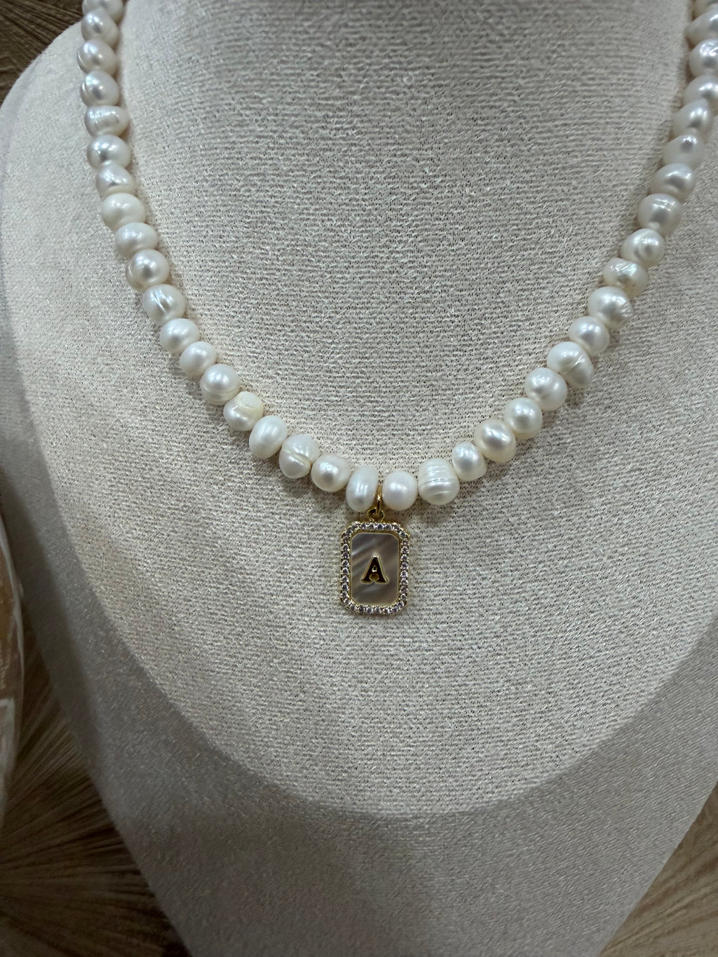 Collana perle con letterina madreperla