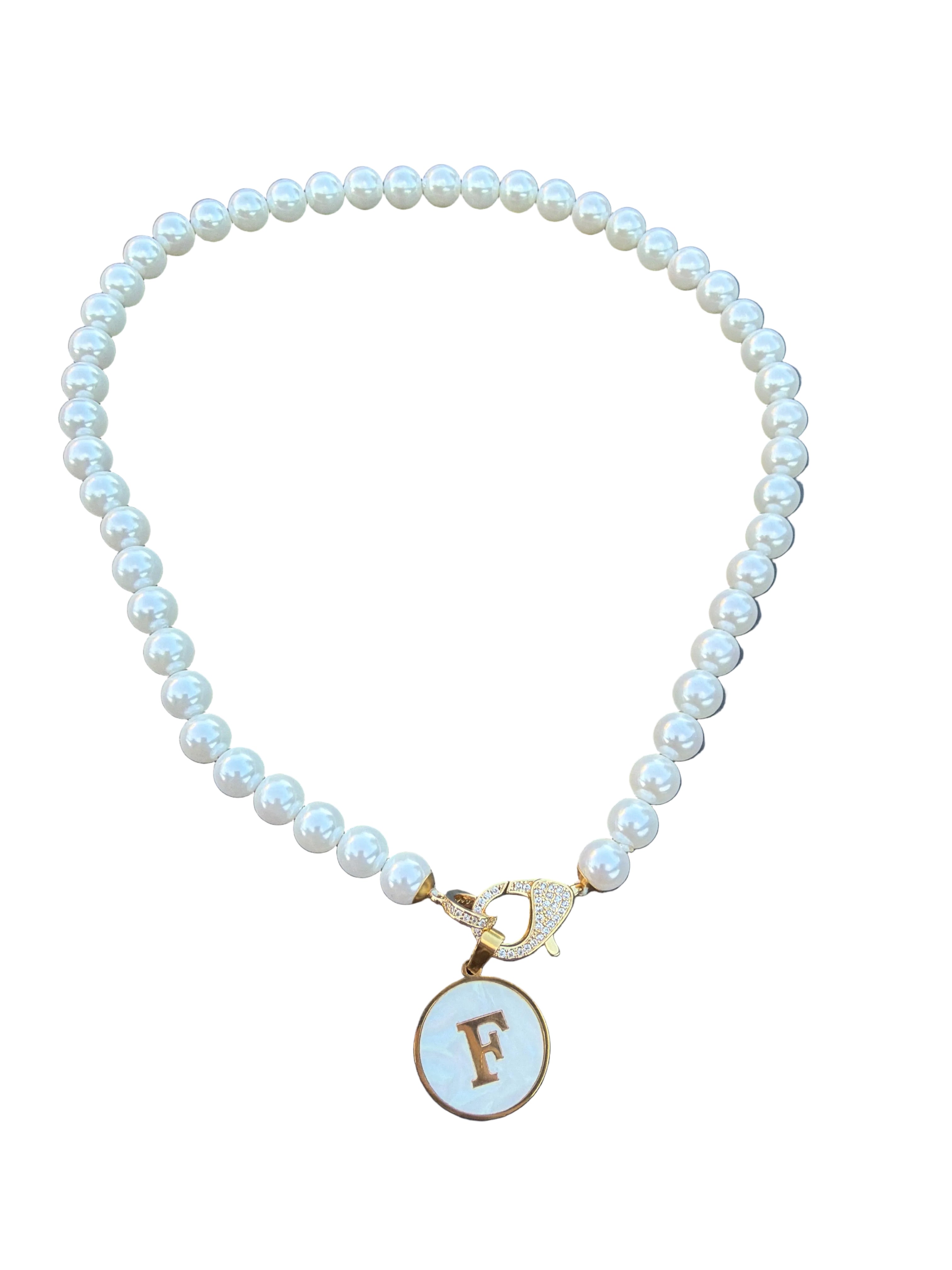 Collana perle con lettera madreperla e acciaio