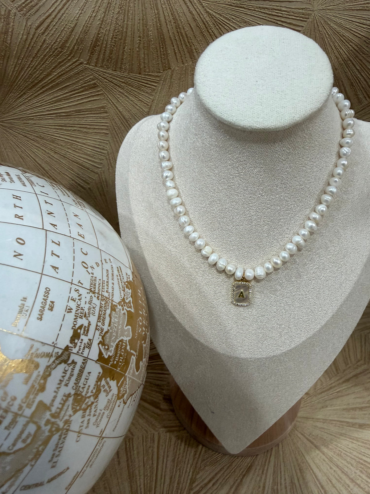 Collana perle con letterina madreperla