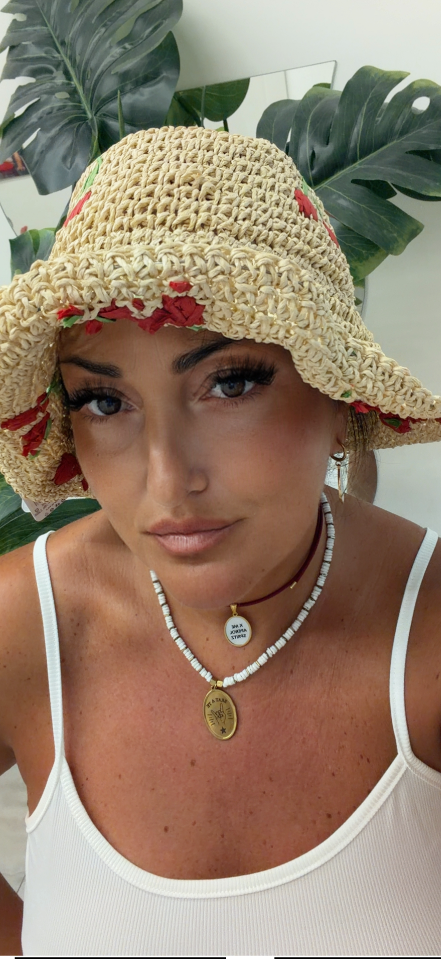 Cappello in paglia con ciliegie
